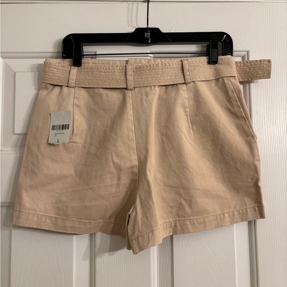 NWT Forever 21 Tan Women's Cargo Shorts - Picture 2 of 4